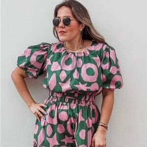 GiGio Green and Pink Patterned Crip Top Sz Small